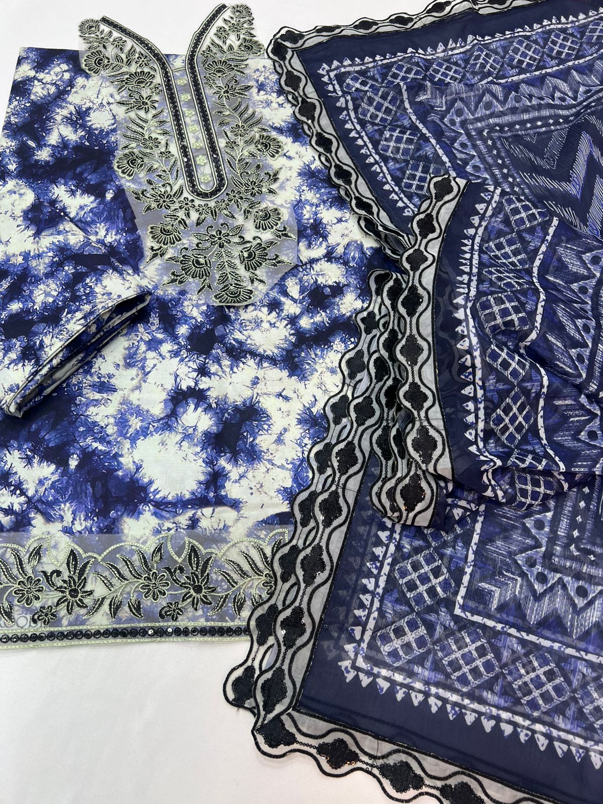 Baroque Lawn 3PC Summer Suit - Image 3